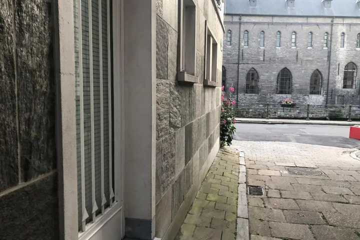 studio medieval city center at river de Leie