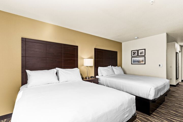 Quadruple Accessible Queen Size Bed (2 of 10)