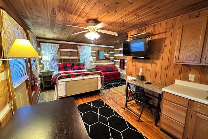1 Queen Bed (3 of 21)