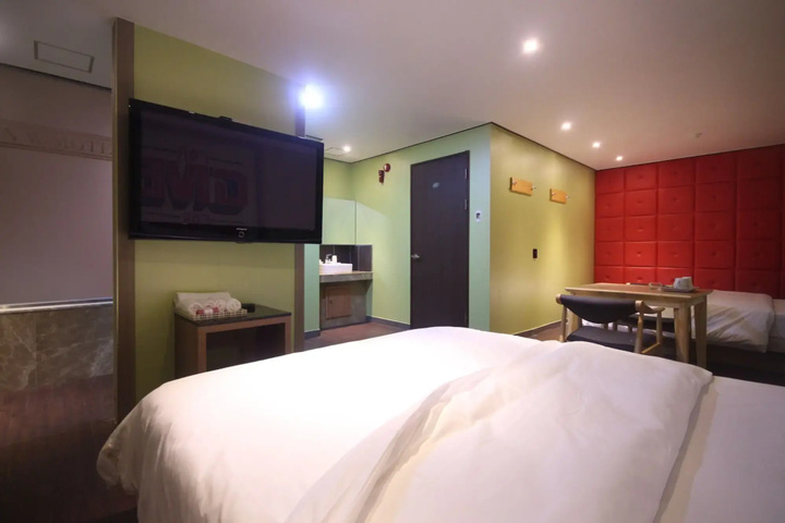 Room 10 of 26