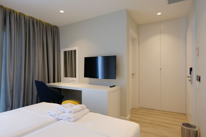 Room 42 of 171