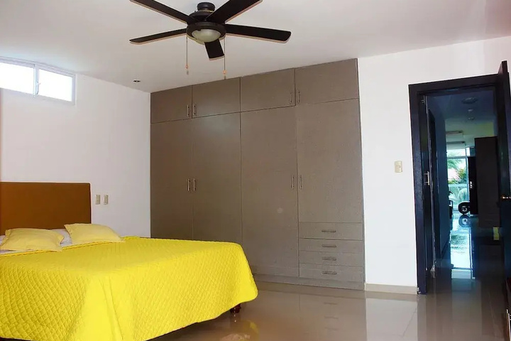 Room 4 of 16