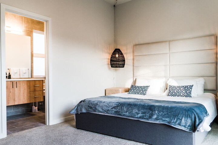 Room 6 of 18