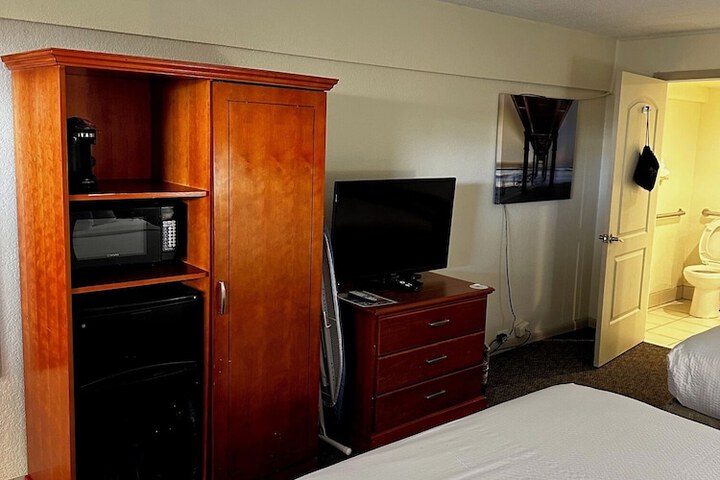 2 Queen Beds Mobility Accessible (34 of 37)