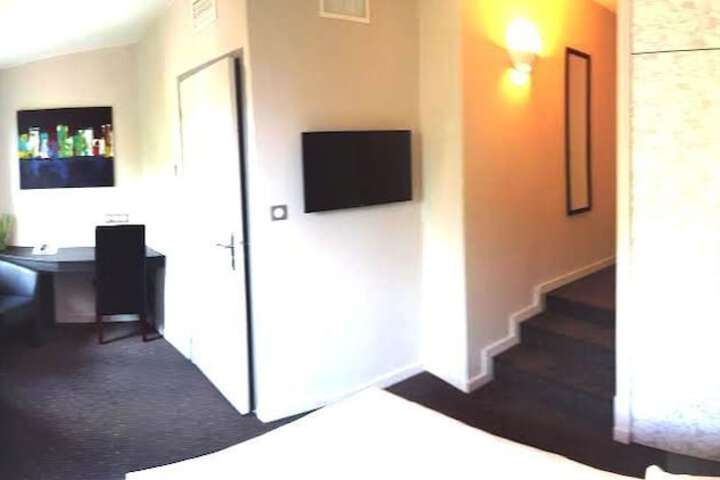 Room 6 of 27