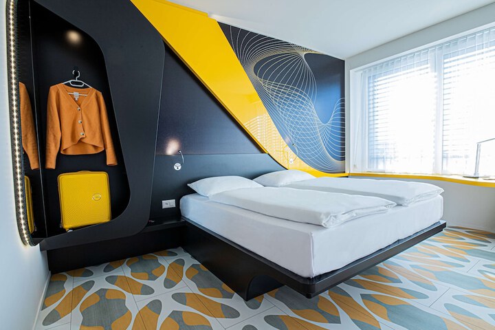 Room 10 of 87