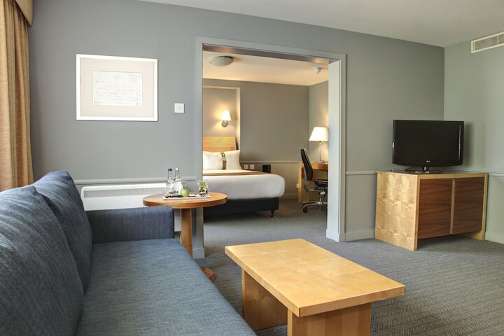 Room 13 of 176