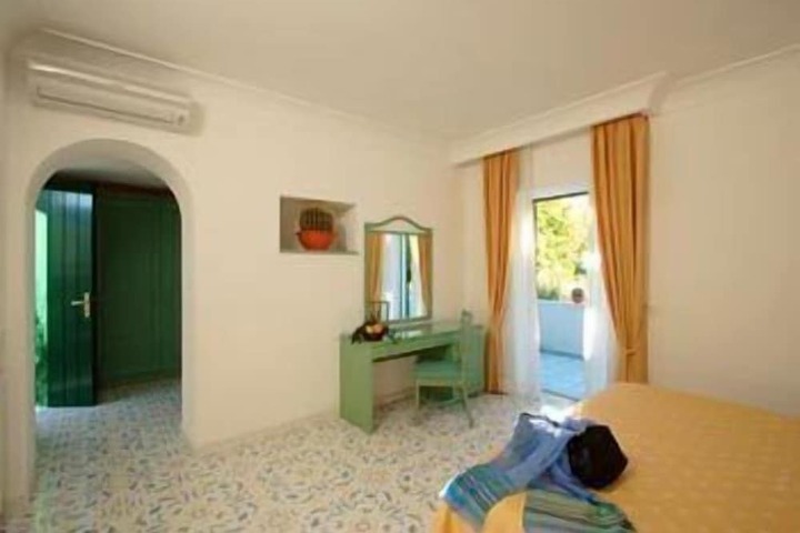 Room 10 of 30