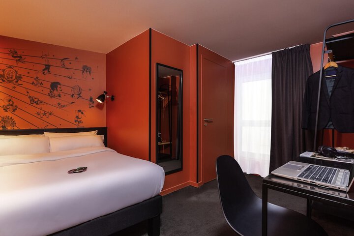 Room 13 of 30
