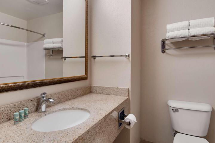 1 Queen Bed Microwave and Refrigerator WiFi Flat Screen HDTV Work Desk Full Break (11 of 13)