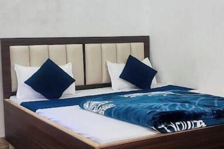 Room 3 of 32