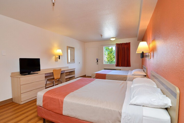 Room 10 of 28