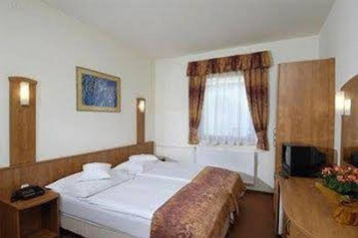 Room 4 of 5