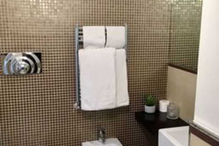 Room 10 of 28