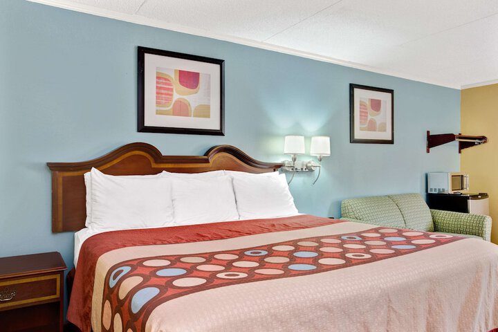 1 King Bed (5 of 9)