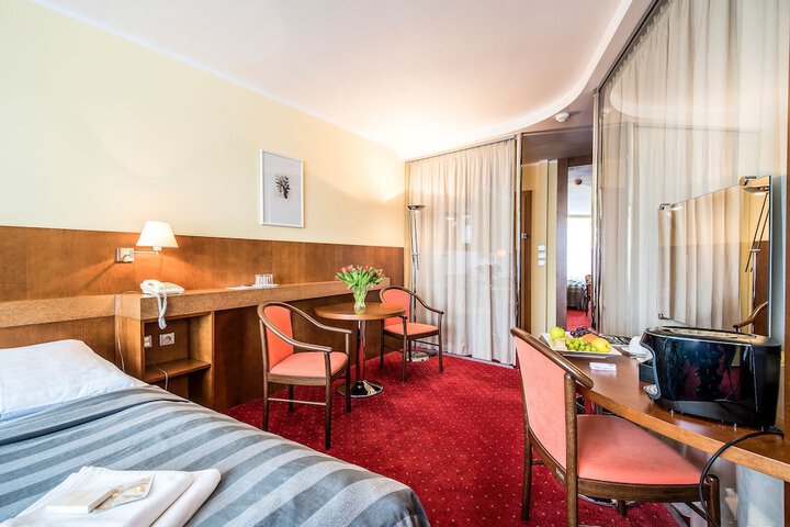 Room 17 of 77