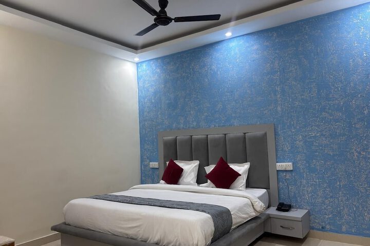 Room 7 of 12