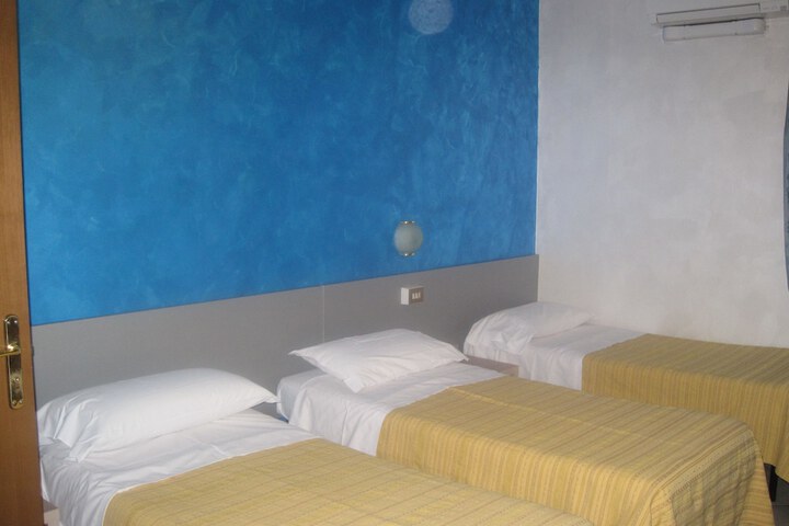 Room 13 of 30
