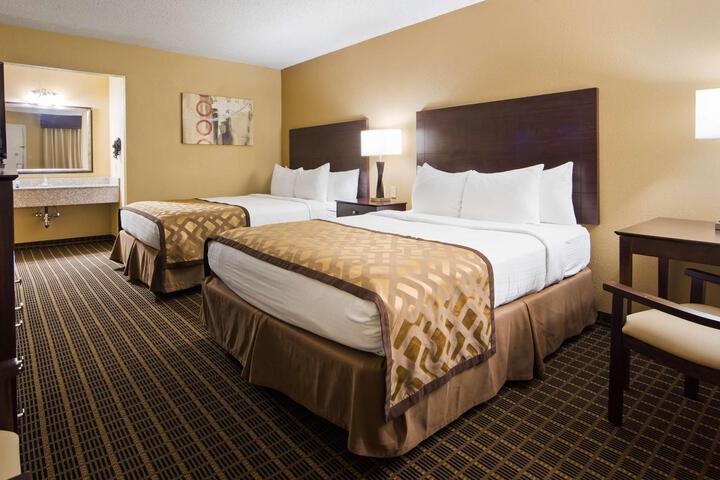 2 Queen Beds (7 of 16)