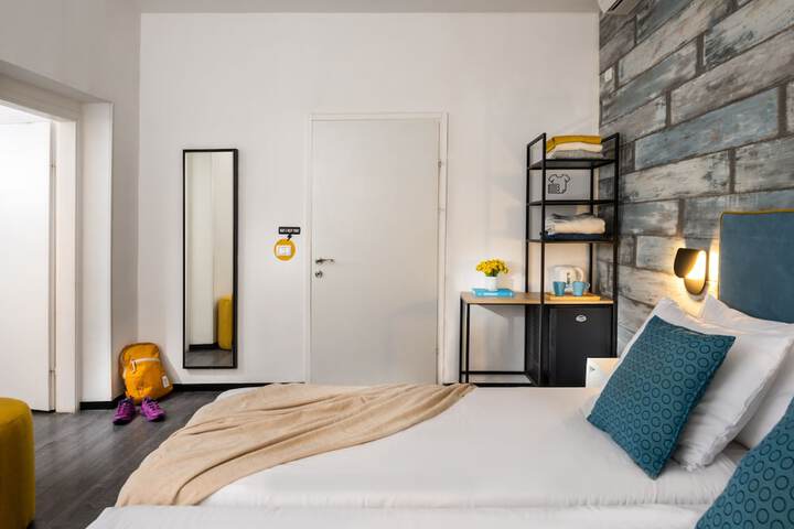 Room 17 of 37