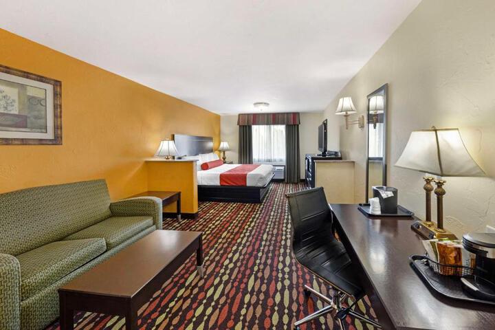1 King Bed Pet Friendly Room High Speed Internet Accessible Microwave and Refrigerator Full (12 of 15)