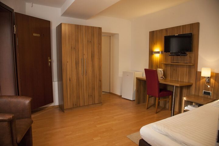 Room 5 of 76