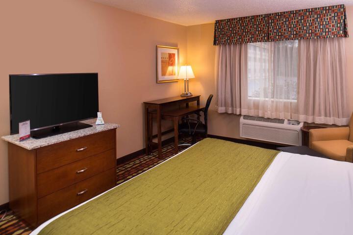 1 King Bed High Speed Internet Accessible Refrigerator, Coffee Maker Iron and Ironing Board Hairdryer Continental Breakfast (23 of 36)