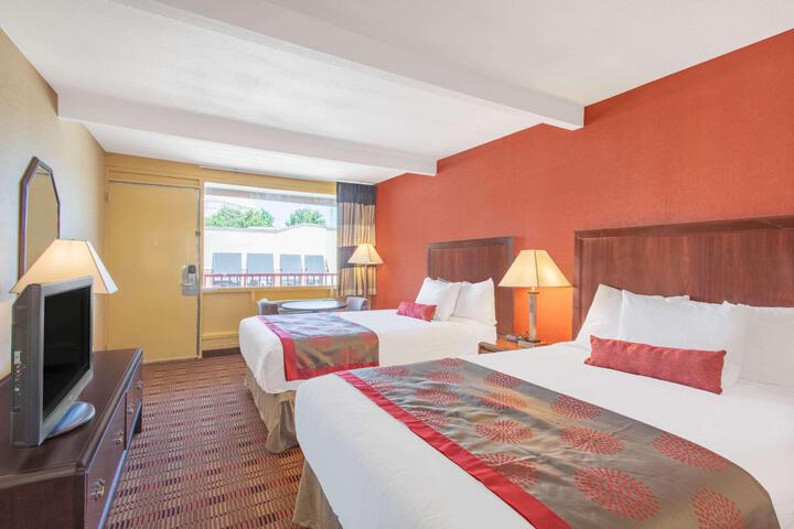 2 Double Beds (4 of 5)