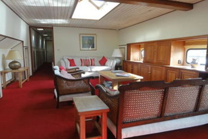 Lounge 13 of 23