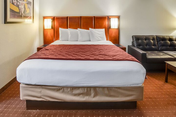 1 King Bed (3 of 9)