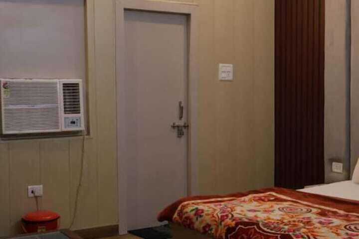 Room 9 of 15
