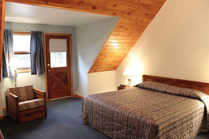 Pine Country Economy King Bed Pet Friendly (2 of 31)
