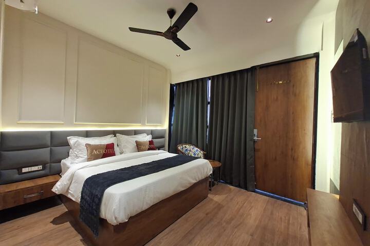 Room 5 of 12