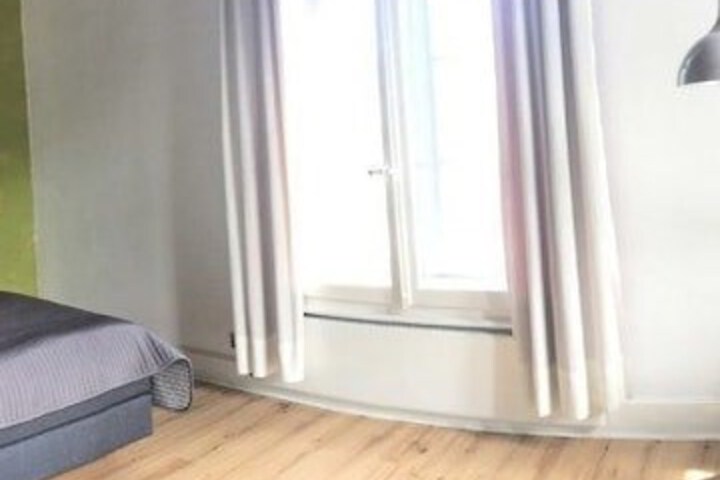Room 2 of 28