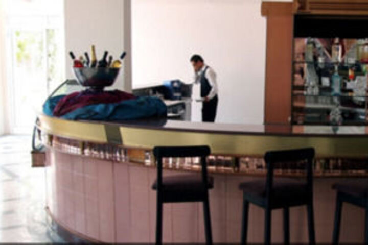 Lounge 25 of 61