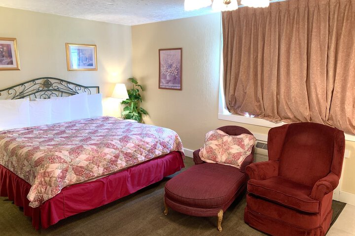Blue King Bed Main Floor (158 of 180)