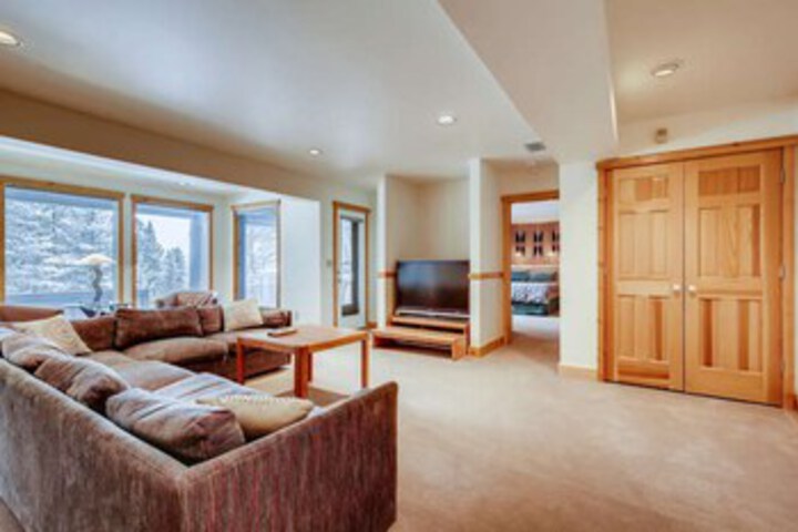 Room 10 of 38