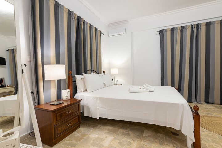 Room 4 of 100