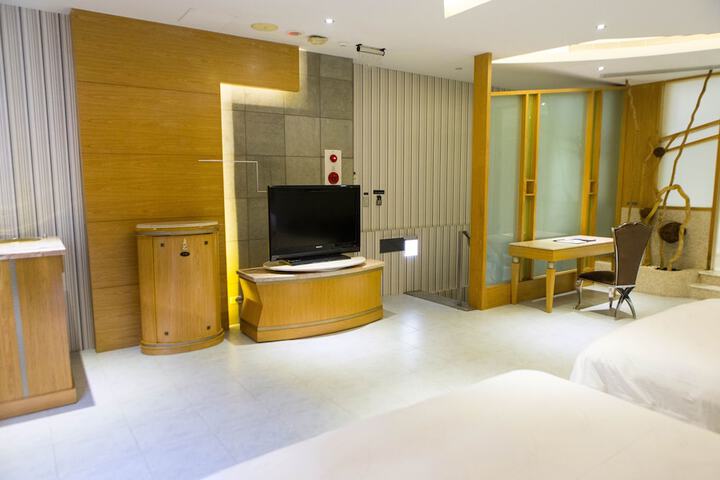 Room 33 of 62