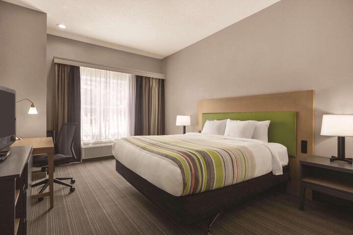 1 King Bed Accessible (3 of 8)