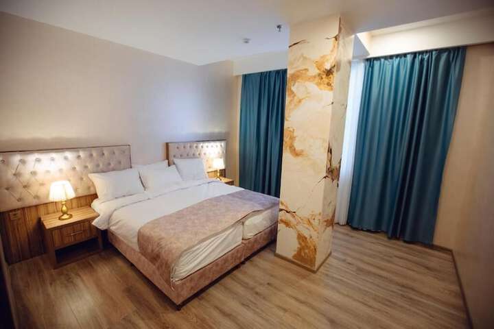 Room 10 of 16