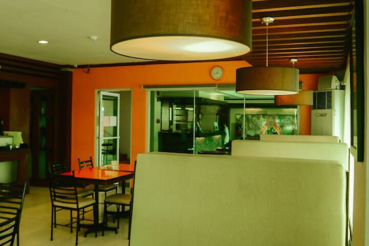 Lounge 21 of 26