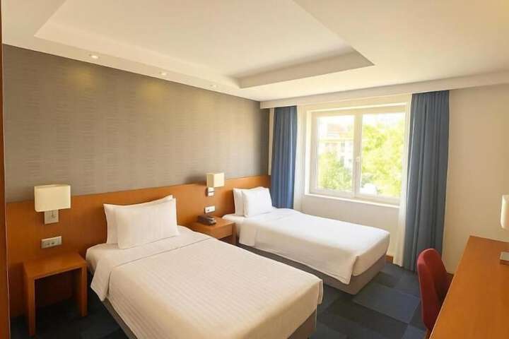 Room 6 of 34