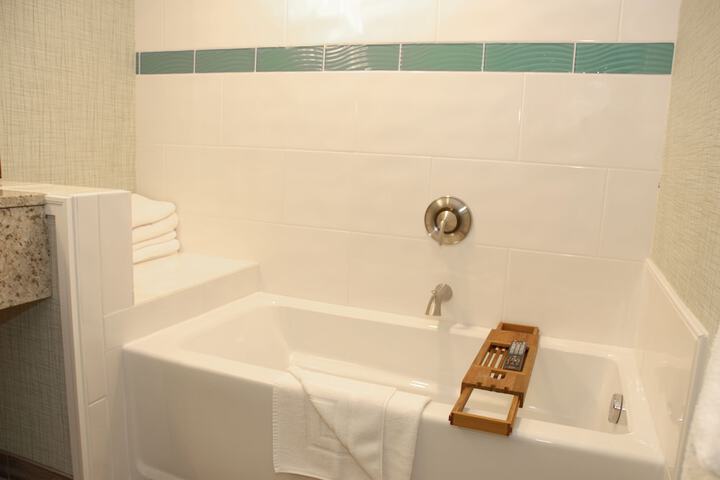1 King Bed Petite Non Beach View (27 of 33)