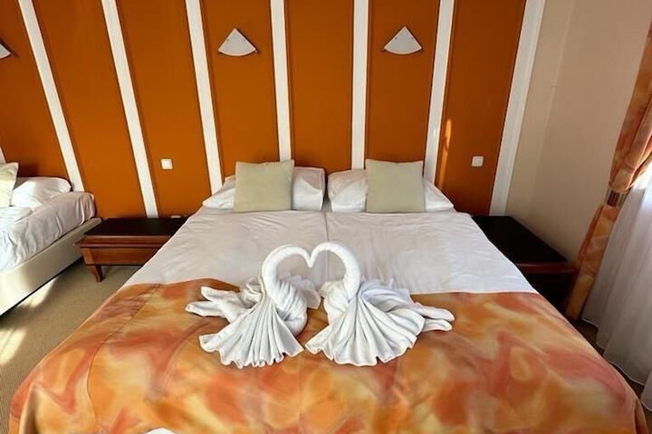Room 8 of 106