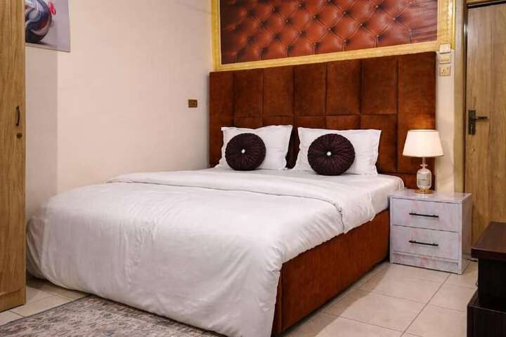 Room 7 of 16