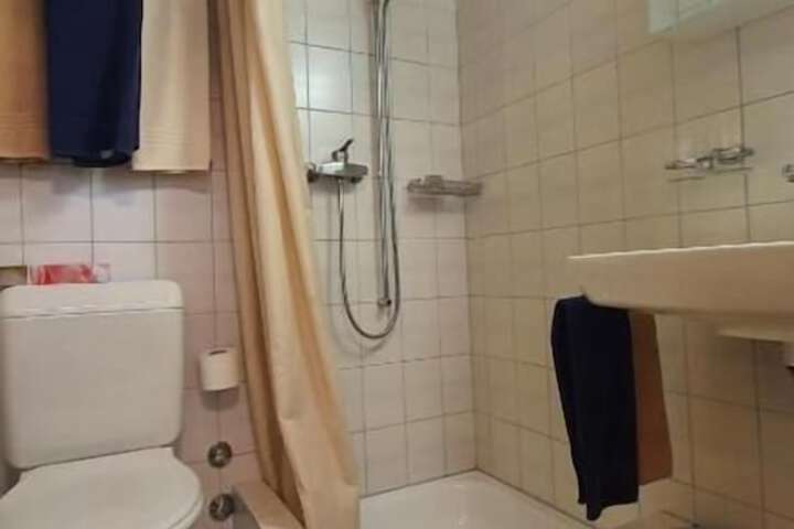 Room 8 of 11