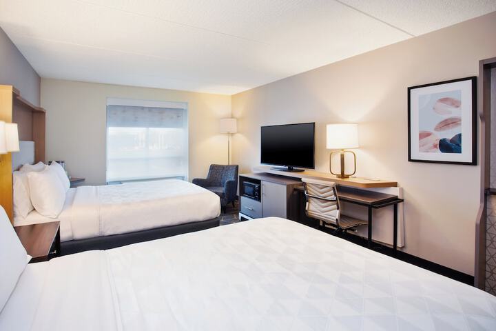 2 Queen Beds (12 of 19)
