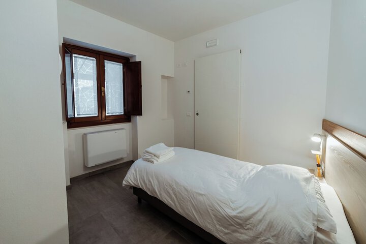 Room 9 of 30