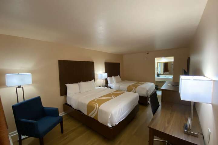1 Queen Bed Accessible (3 of 14)